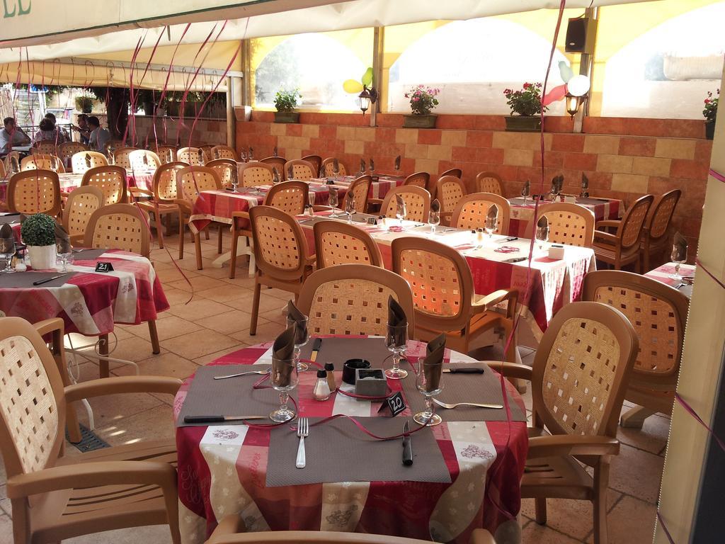 Le Grand Hotel Aups Exterior foto
